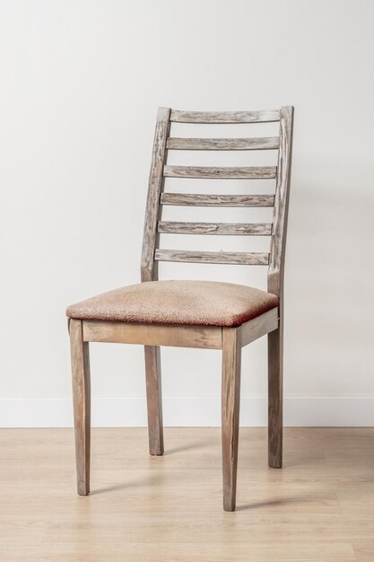 Ein einsamer alter Stuhl mit all dem Lack, der von den Holzoberflächen abfällt