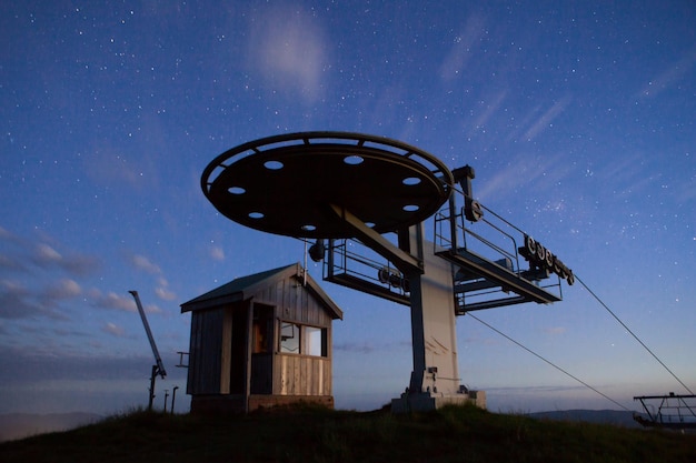 Foto ein einsamer skilift und ein gebäude unter einem sternenreichen sommerhimmel am mount buller im viktorianischen hochland australiens