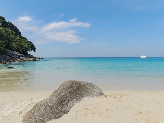 Ein einsamer Stein am Strand in der Bucht