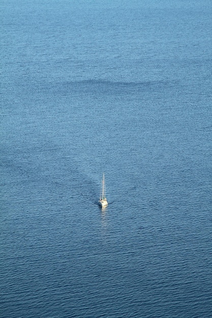 Ein einsames Segelboot in der tiefblauen Ägäis Luftfoto Frühlingsblaue Ägöis