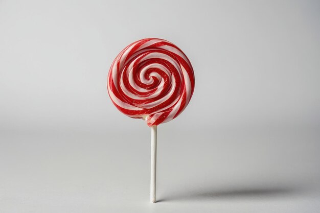 Ein einzelner Lolli auf weißem Hintergrund