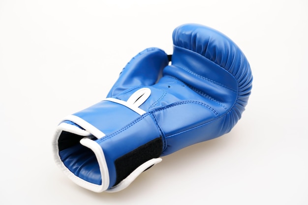 Ein einziger blauer Boxhandschuh auf weißem Hintergrund