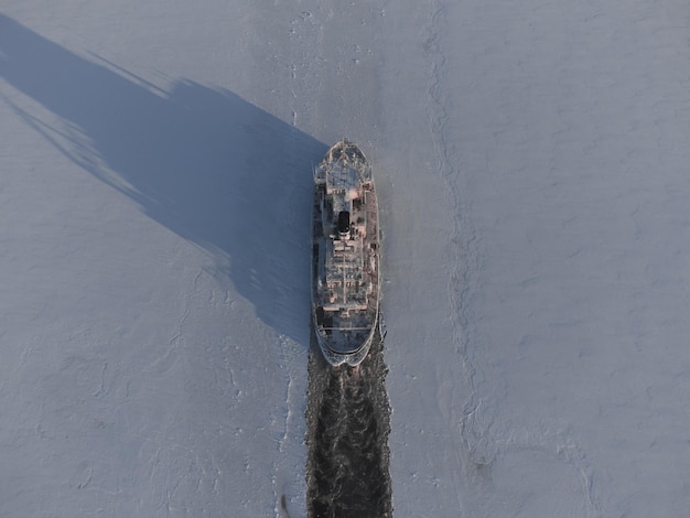 Ein Eisbrecher macht einen Kanal in der Eis-Draufsicht