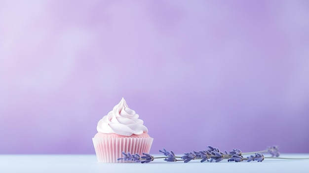 Ein eleganter Cupcake mit Schlagsahne und Lavendel auf einem lila Hintergrund, der ausstrahlt