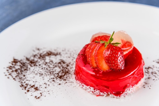 Ein eleganter Kuchen mit Erdbeeren