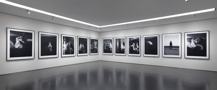 Foto ein eleganter, moderner galerieraum mit sauberen linien und faszinierender monochromer kunst