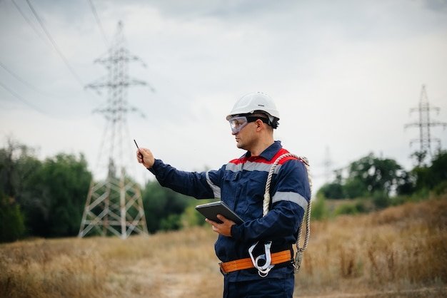 Ein Energiearbeiter inspiziert Stromleitungen. Energie.