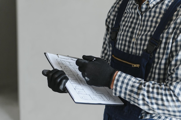 Foto ein engagierter arbeiter, der im bauprozess materialberechnungen für die wohnung durchführt