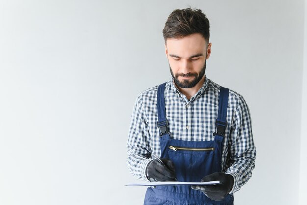 Foto ein engagierter arbeiter, der im bauprozess materialberechnungen für die wohnung durchführt