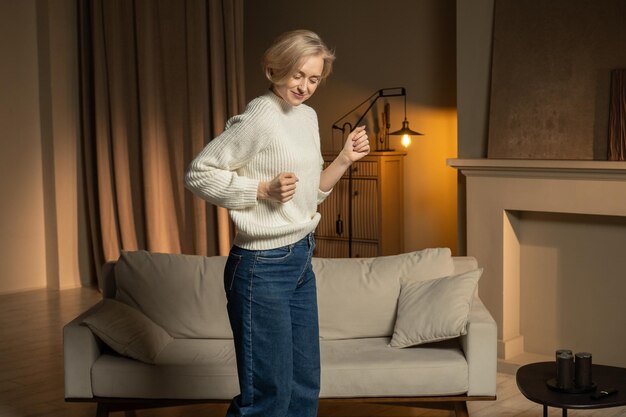 Foto ein entspannter mensch genießt einen friedlichen tanz allein im komfort eines warm beleuchteten wohnzimmers