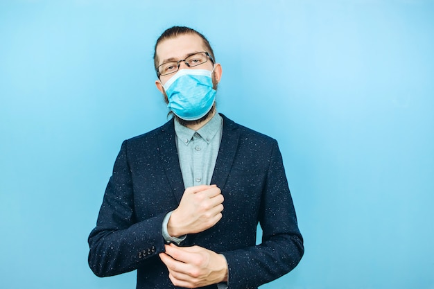 Ein erfolgreicher Muschin in Anzug, Brille und medizinischer Maske auf Blau