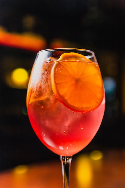 Ein erfrischender kalter Cocktail mit Eis und Orangenscheiben in einem Weinglas
