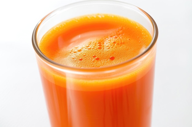 Ein erfrischendes Glas Karottensaft glänzt vor Vitalität vor einem unberührten weißen Hintergrund