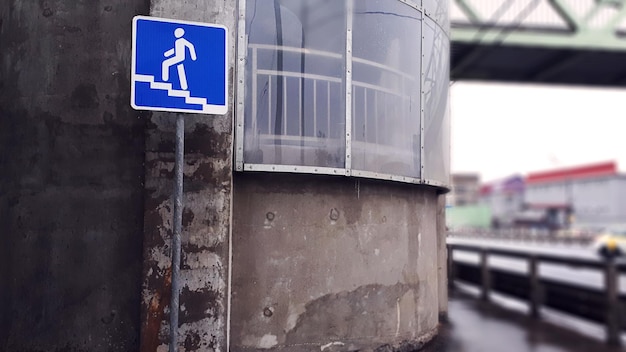 Ein erhöhter Fußgängerüberweg mit Beschilderung auf dem linken Overhead Crosswalk Over and Expressway