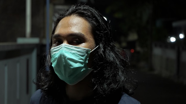 Foto ein erwachsener mann lächelt, während er während der covid-19-pandemie eine maske trägt