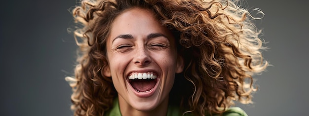 Foto ein euphorischer moment fängt eine lebhafte frau mit glänzenden, lockigen locken ein