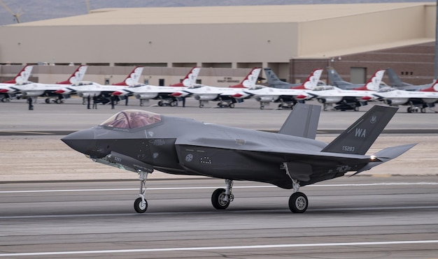 Ein F-35b Lightning II-Flugzeug steht auf dem Rollfeld.