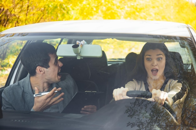 Ein Fahrlehrer schreit eine Studentin am Steuer an Hatte einen Unfall