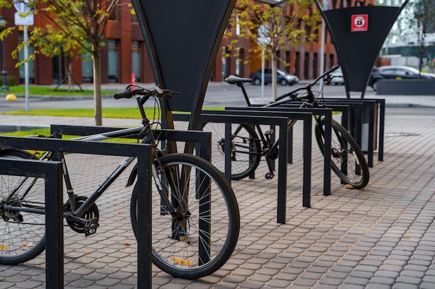 Ein Fahrradständer mit einem Schild, auf dem "Fahrradparken" steht