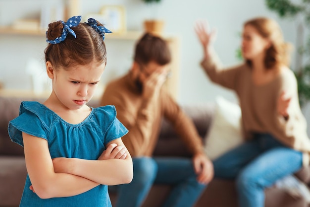 Ein Familienstreit Scheidung Eltern und Kind schwören Konflikt