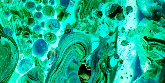 ein farbenfrohes Bild einer grünen und blauen Flüssigkeit