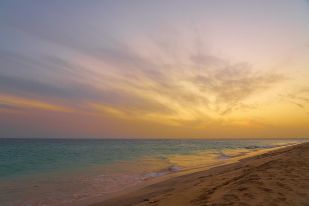 Ein farbenprächtiger Sonnenuntergang an der Atlantikküste auf der Insel Sal auf den Kapverden