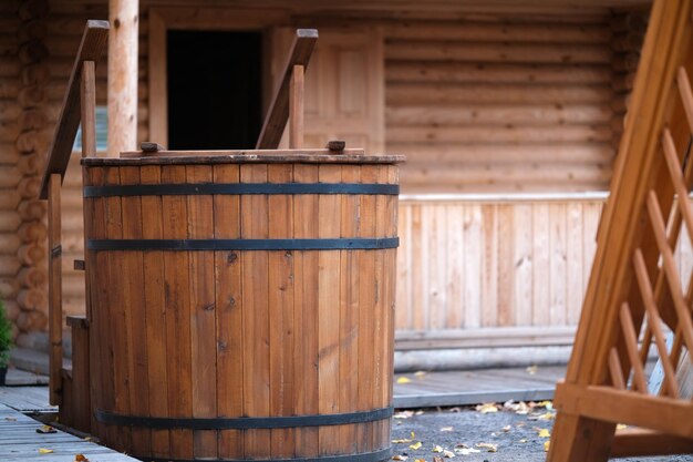 Foto ein fass zum tauchen nach einer sauna im freien wasserfass in der nähe des badehauses