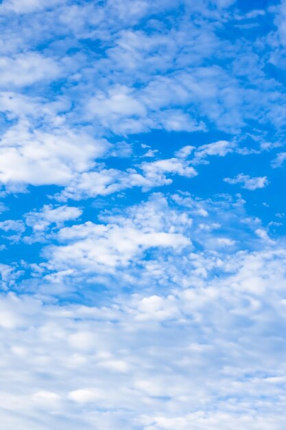 Ein faszinierender blau-weißer Himmel, ein natürlicher Hintergrund mit Wolken