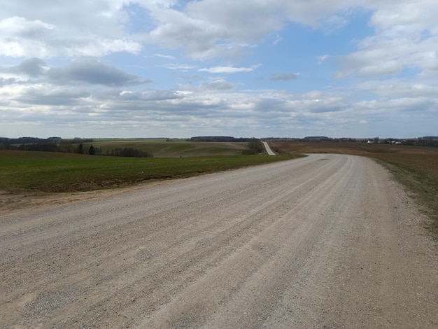 Ein Feldweg mit ein paar Autos darauf