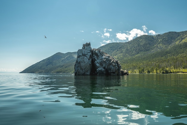 Ein Felsen auf der Insel Olkhon im Baikalsee Sommerlandschaft mit Reflexion im Wasser