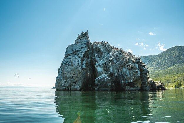 Ein Felsen auf der Insel Olkhon im Baikalsee Sommerlandschaft mit Reflexion im Wasser