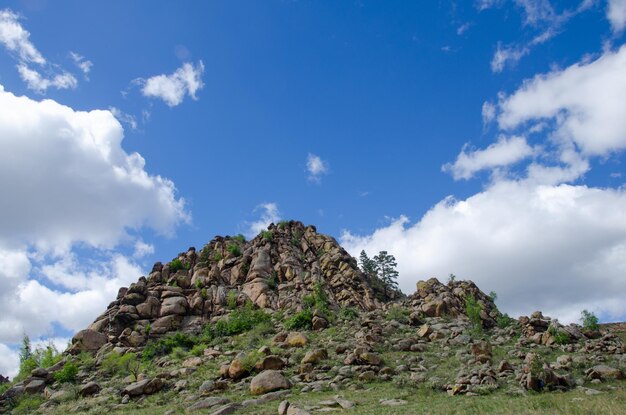 Ein Felsen mit großen Steinen vor dem Hintergrund eines blauen Himmels Ein Sommertag