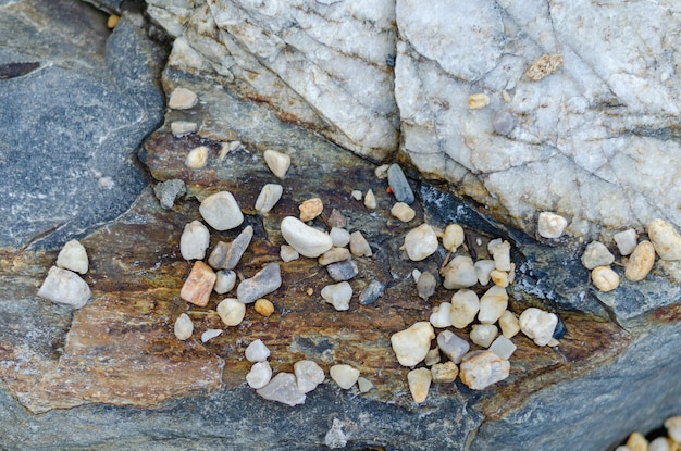 Ein Felsen mit kleinen Steinen darauf