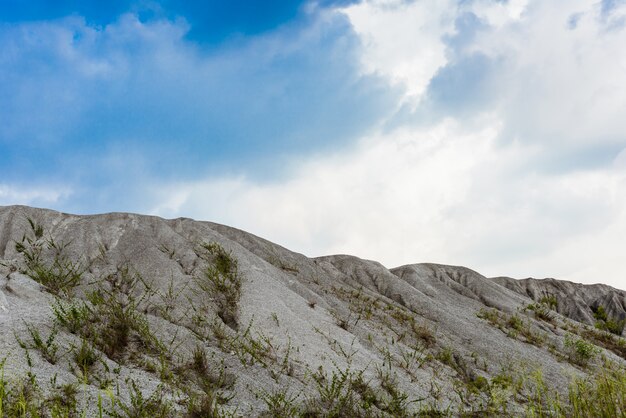 Ein felsiger Berg oder ein Haufen feiner weißer Steine, der aus dem Bergbau gewonnen wurde