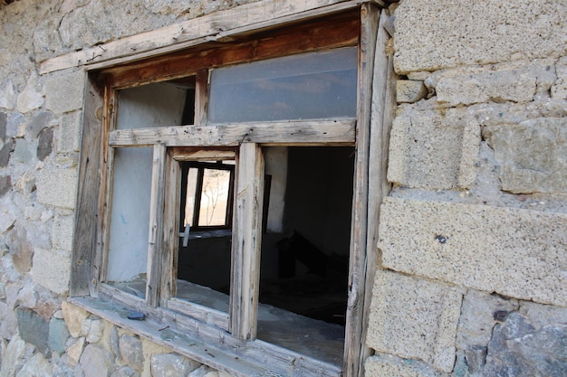 Ein Fenster in einem Steingebäude. Türkei-Erdbeben