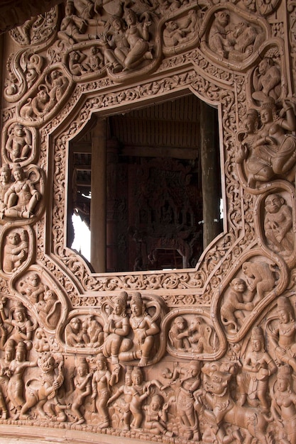 Ein Fenster in einem Tempel mit einem geschnitzten Rahmen