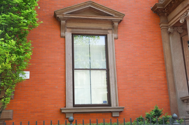 Ein Fenster mit einem Aufkleber mit der Aufschrift „Wir sind hier“