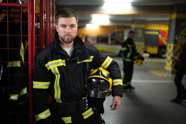 Ein Feuerwehrmann trägt eine Feuerwehruniform in der Feuerwehr