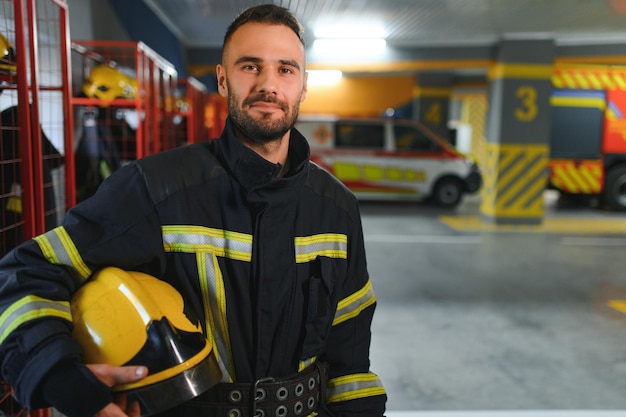 Ein Feuerwehrmann trägt eine Feuerwehruniform in der Feuerwehr