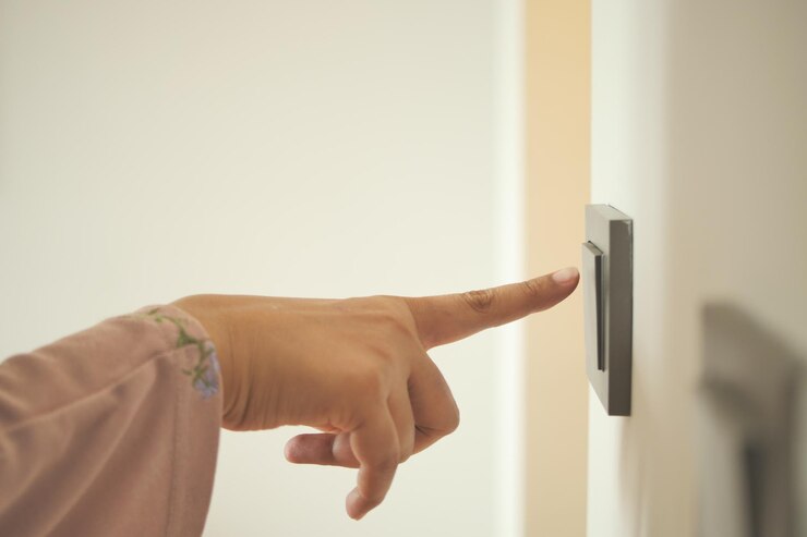 Foto ein finger, der den lichtschalter einschaltet