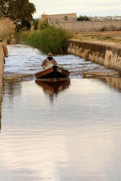 Ein Fischer fährt durch den Kanal von Albufera Valencia