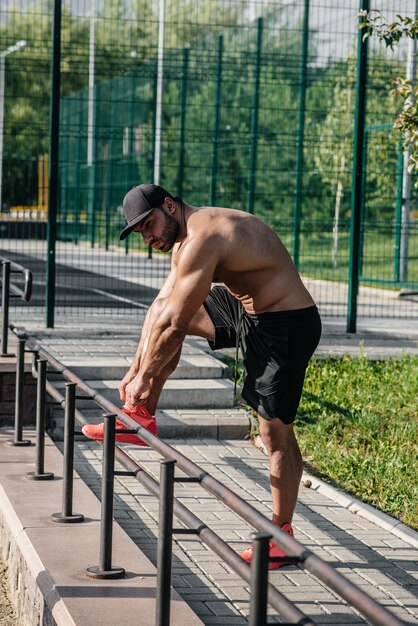 Ein Fitness-Athlet trainiert auf einem Sportplatz. Gesunder Lebensstil