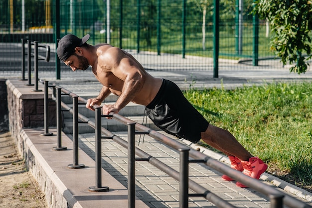 Ein Fitness-Athlet trainiert auf einem Sportplatz. Gesunder Lebensstil