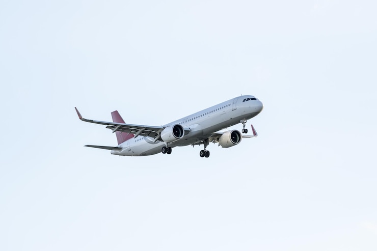 Foto ein flugzeug, das das fahrwerk senkt, um sich einer landebahn eines flughafens zu nähern