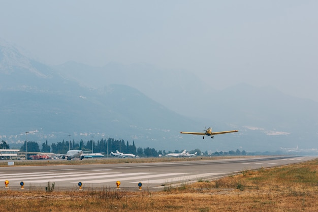 Ein Flugzeug des Skyteams startet am Flughafen Tivat in Montenegro