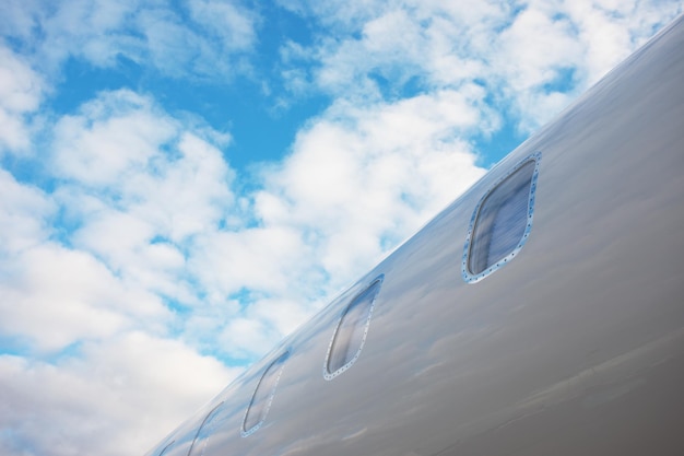 Ein Flugzeugbeleuchter des privaten Geschäftsjets über dem Hintergrund des blauen Himmels