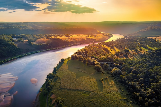 Ein Fluss fließt durch die Hügel und die Sonne scheint.