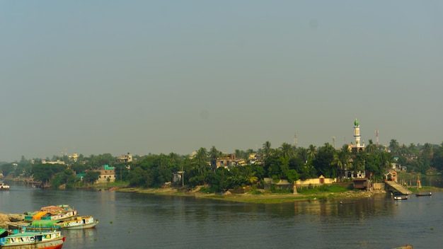 Ein Fluss fließt durch die Stadt Varanasi