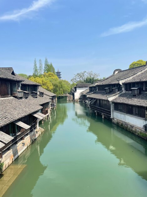 Ein Fluss fließt durch die Stadt Wuxi