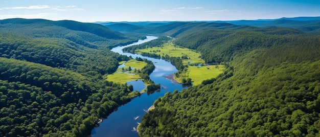 ein Fluss fließt durch ein Tal